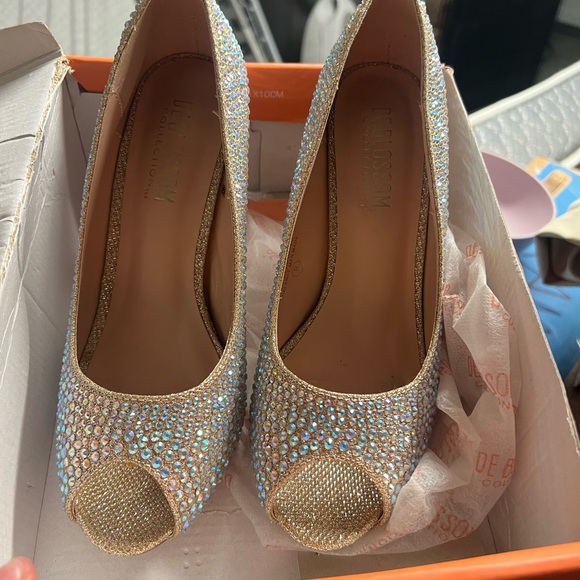 Shoes - ❄️❄️Nude Sparkle peep toe heels❄️❄️